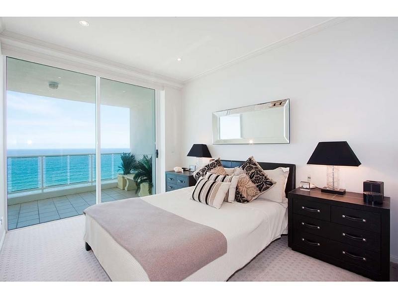 5 Woodroffe Avenue, Main Beach QLD 4217