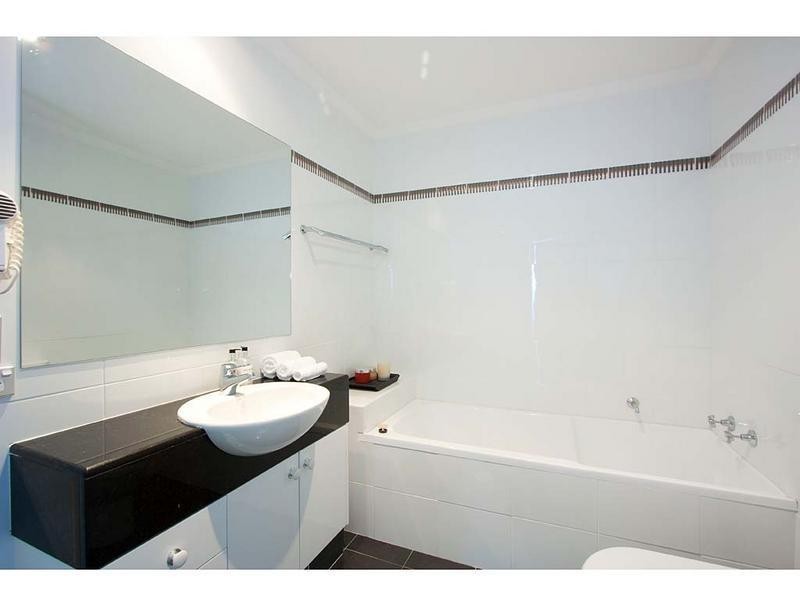 5 Woodroffe Avenue, Main Beach QLD 4217