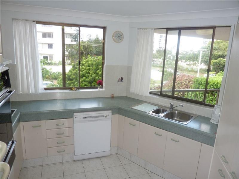 6 Peak Avenue, Main Beach QLD 4217