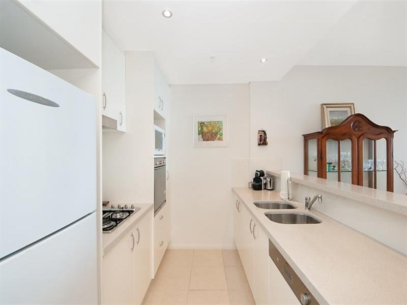 1 Como Crescent, Southport QLD 4215