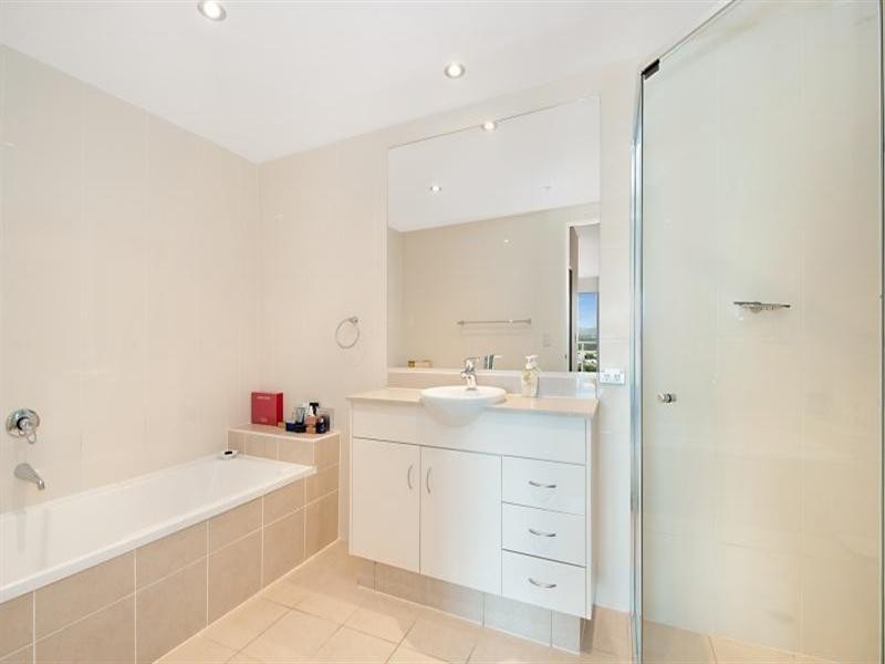 1 Como Crescent, Southport QLD 4215