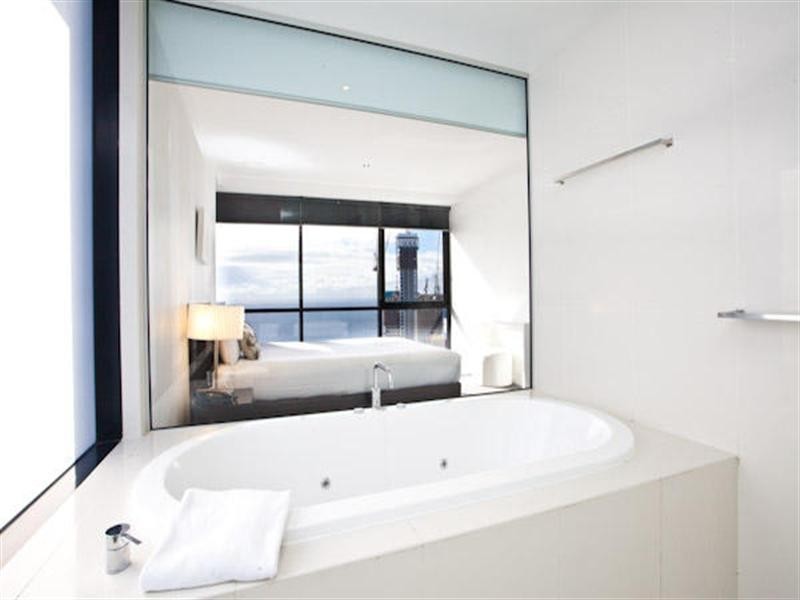 9 Ferny Avenue, Surfers Paradise QLD 4217