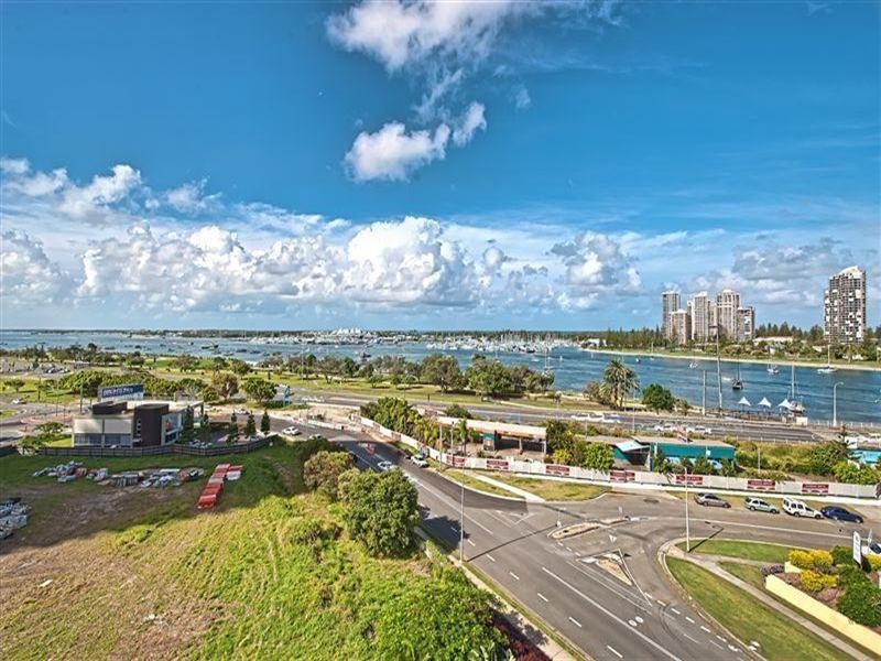 4 Como Crescent, Southport QLD 4215