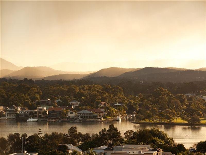 52 Pacific Street, Main Beach QLD 4217