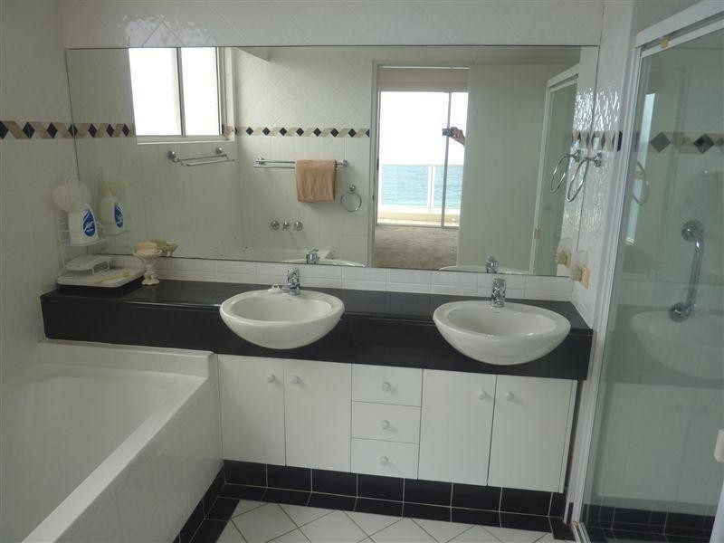 59 Pacific Street, Main Beach QLD 4217