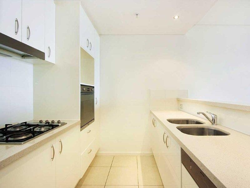 1 Como Crescent, Southport QLD 4215