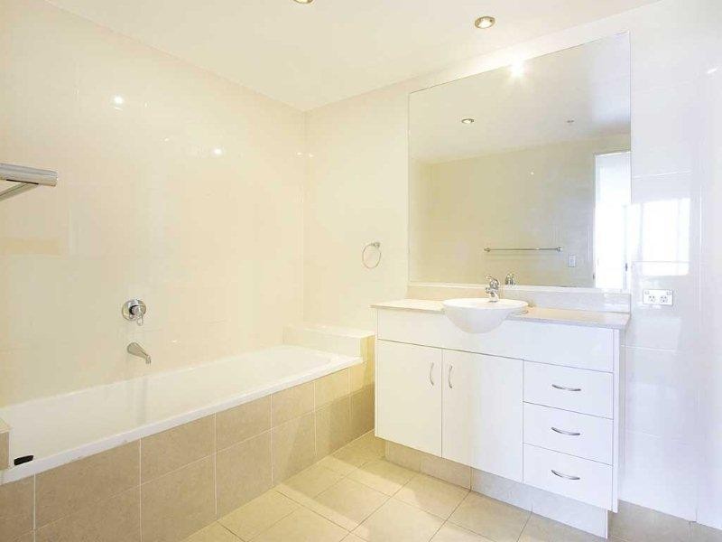 1 Como Crescent, Southport QLD 4215