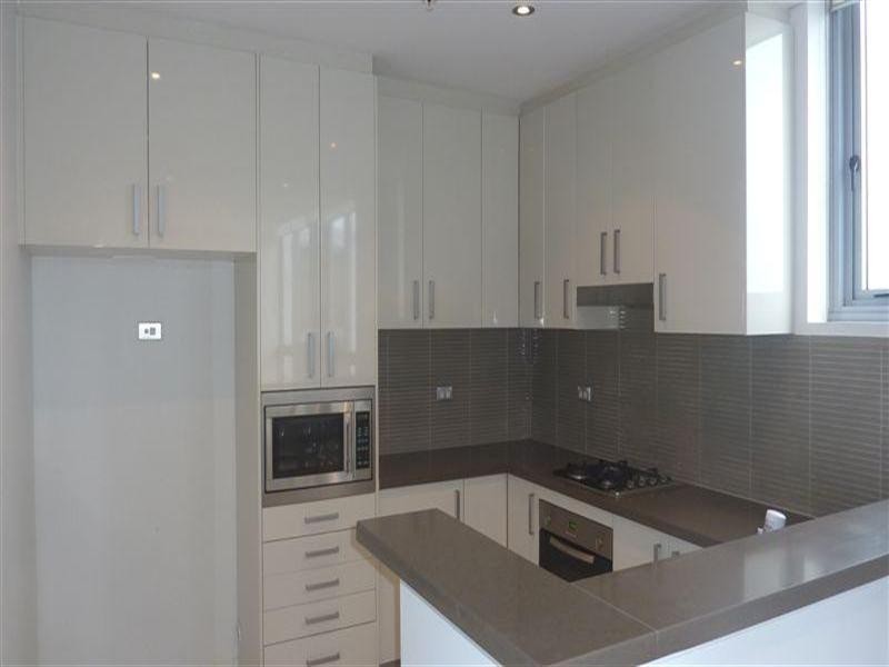 4 Como Crescent, Southport QLD 4215