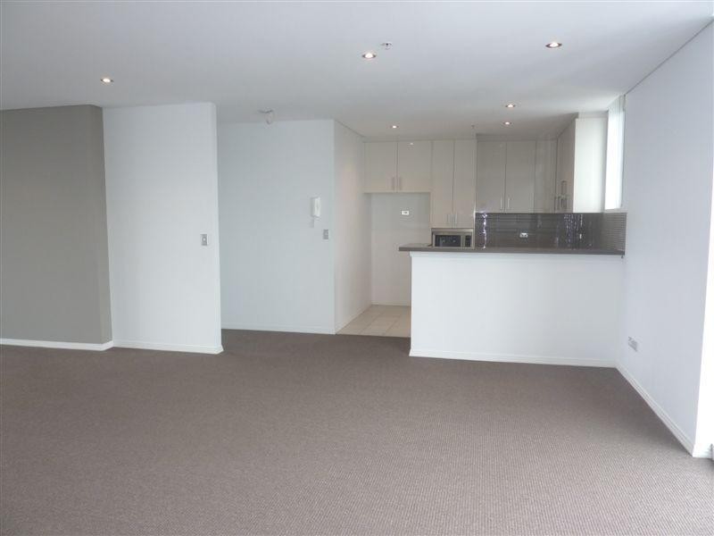 4 Como Crescent, Southport QLD 4215