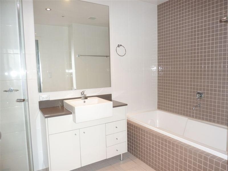 4 Como Crescent, Southport QLD 4215