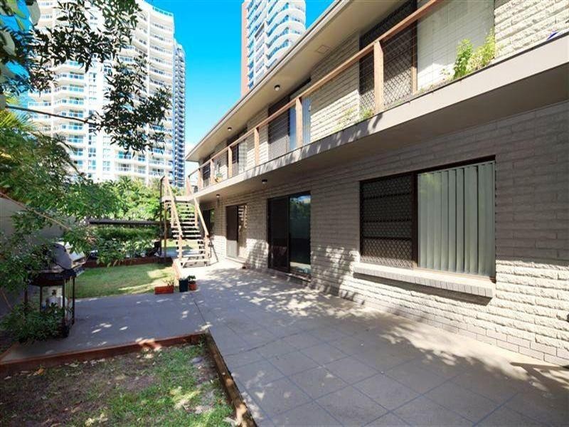 9 Cronin Avenue, Main Beach QLD 4217