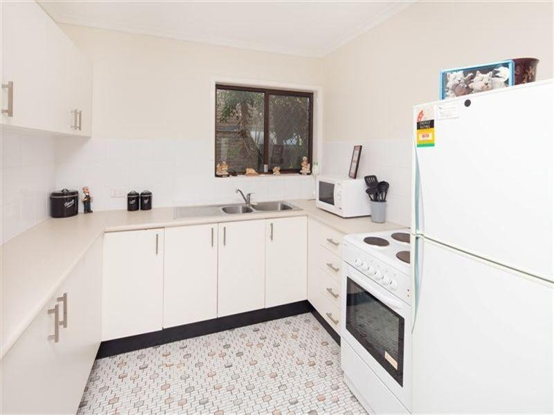 9 Cronin Avenue, Main Beach QLD 4217