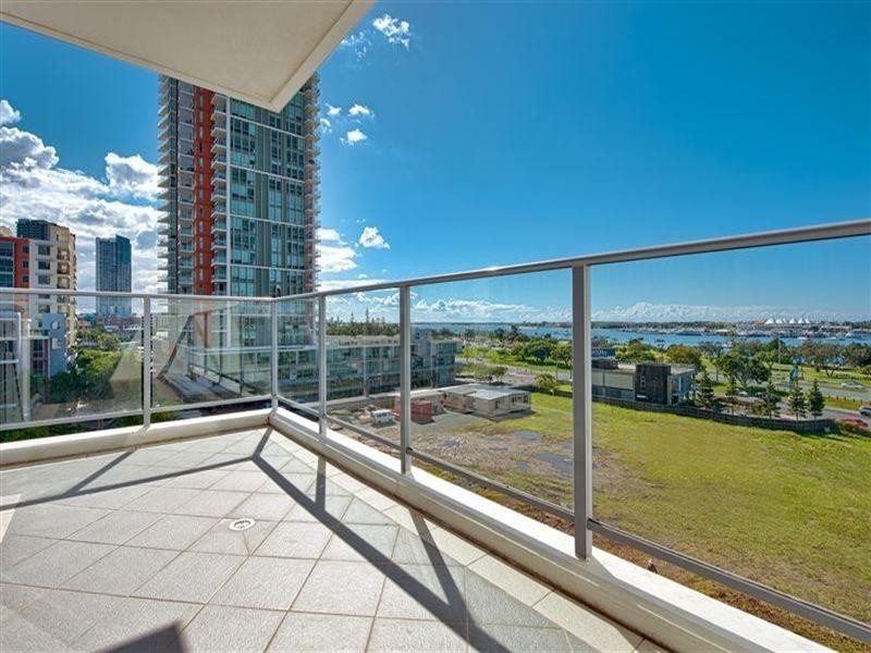 4 Como Crescent, Southport QLD 4215