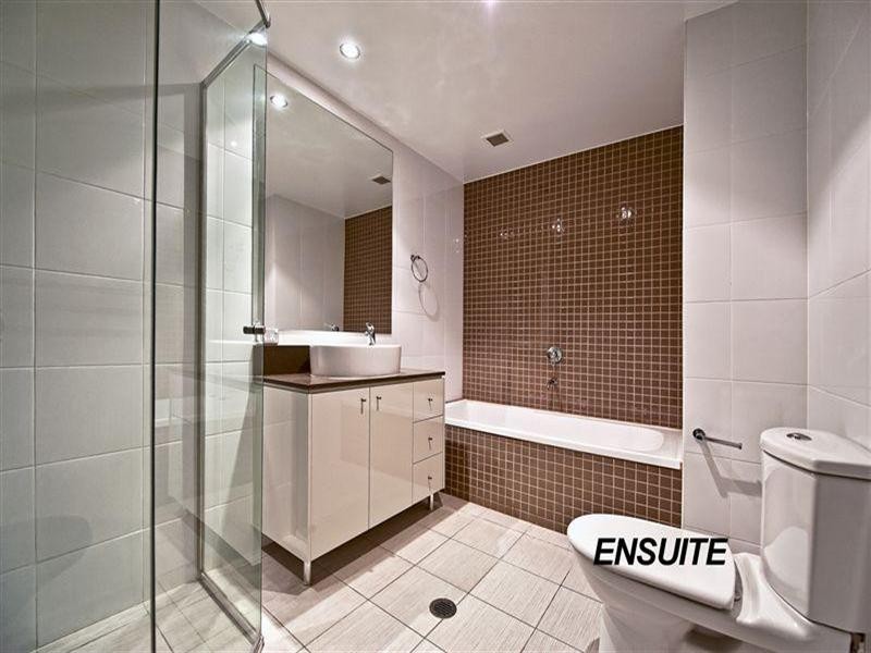 4 Como Crescent, Southport QLD 4215