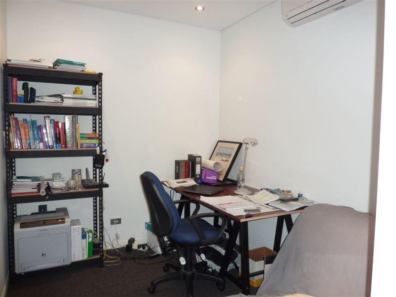 4 Como Crescent, Southport QLD 4215