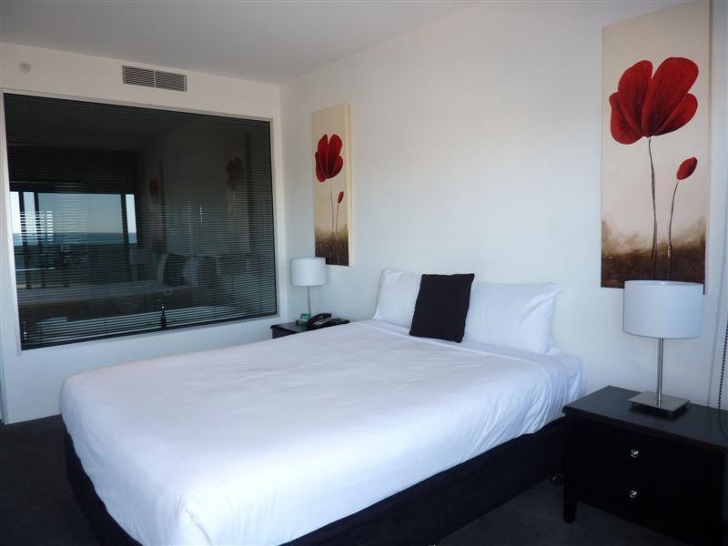 9 Ferny Avenue, Surfers Paradise QLD 4217