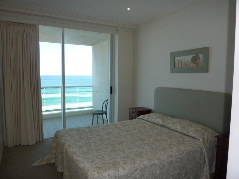 5 Woodroffe Avenue, Main Beach QLD 4217