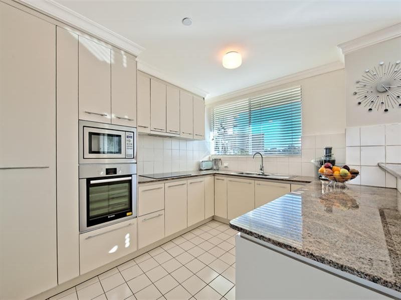 75 Brighton Parade, Southport QLD 4215
