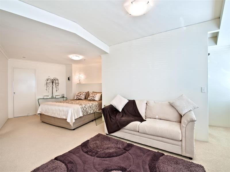 75 Brighton Parade, Southport QLD 4215