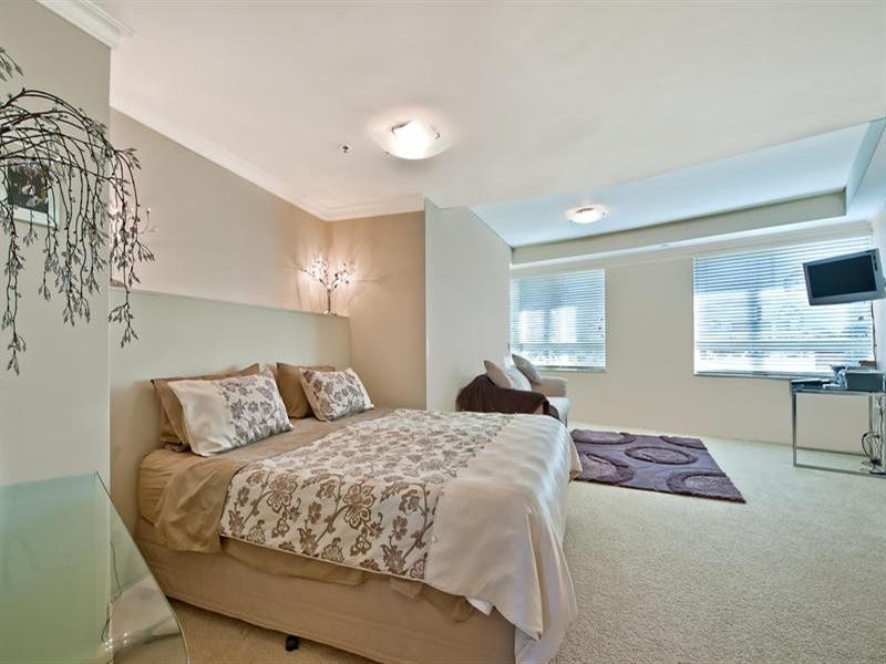 75 Brighton Parade, Southport QLD 4215