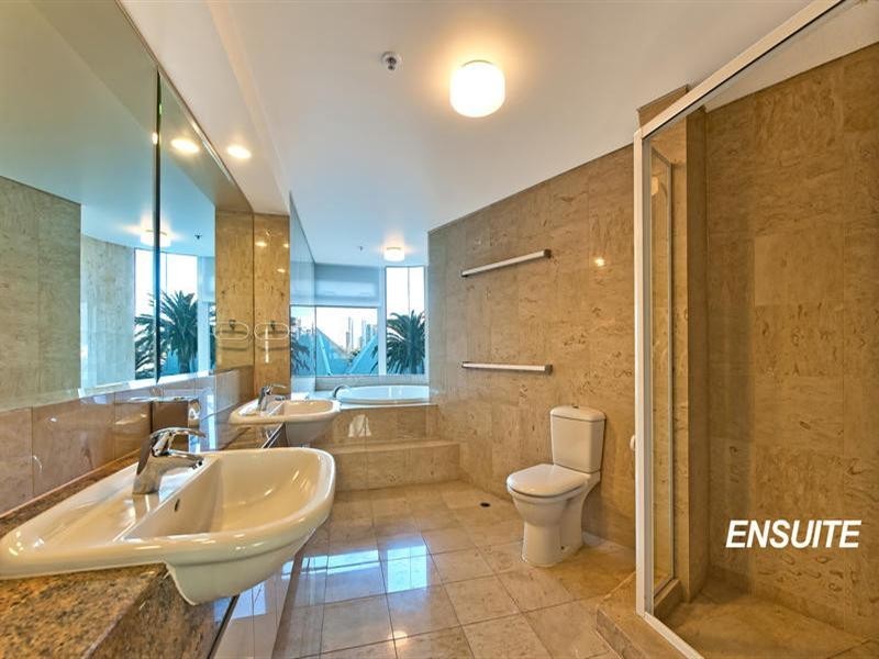 75 Brighton Parade, Southport QLD 4215