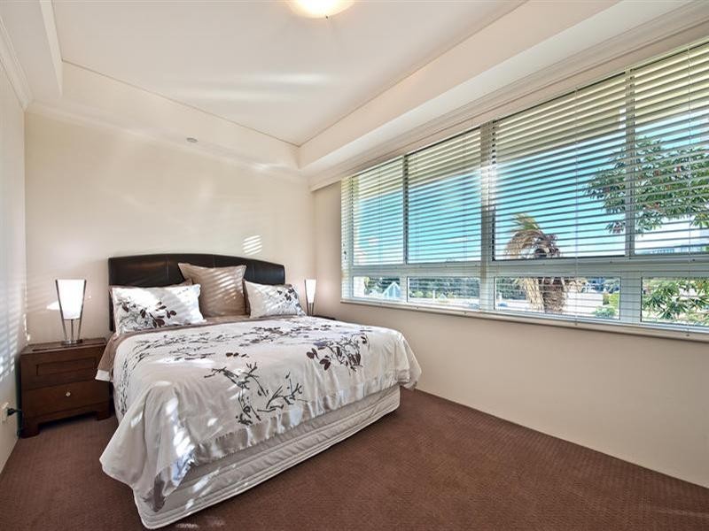 75 Brighton Parade, Southport QLD 4215