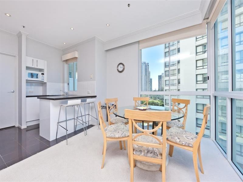 5 Woodroffe Avenue, Main Beach QLD 4217