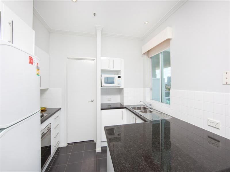 5 Woodroffe Avenue, Main Beach QLD 4217