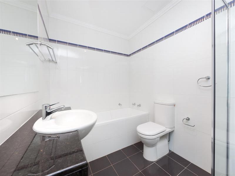 5 Woodroffe Avenue, Main Beach QLD 4217