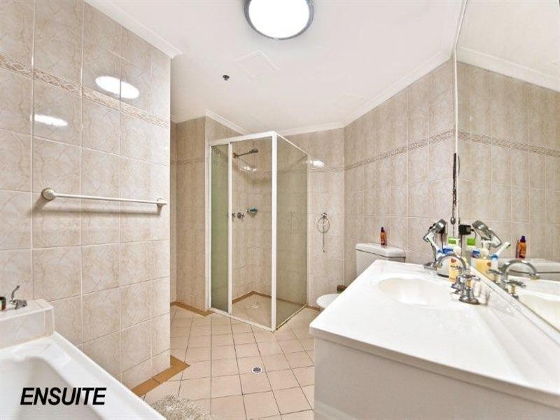 22 Montgomery Avenue, Main Beach QLD 4217