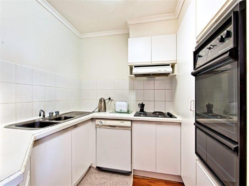 11 Breaker Street, Main Beach QLD 4217