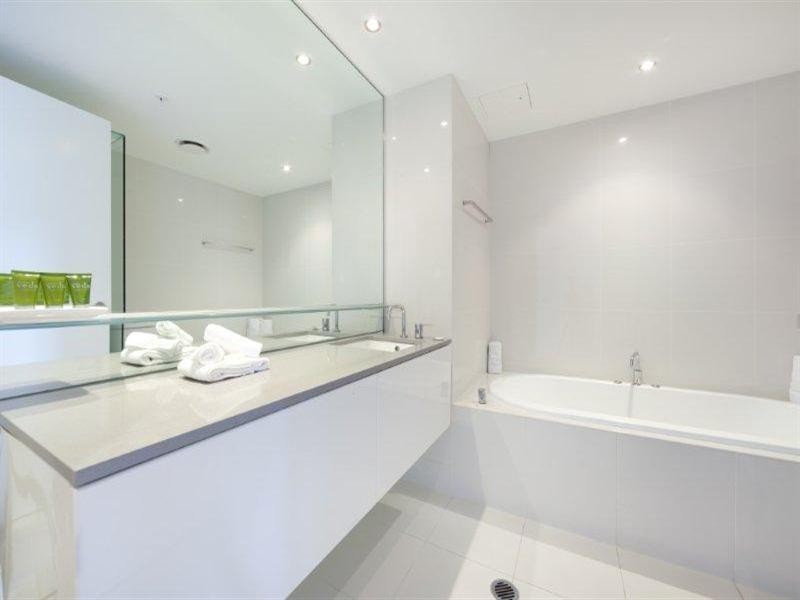 9 Ferny Avenue, Surfers Paradise QLD 4217