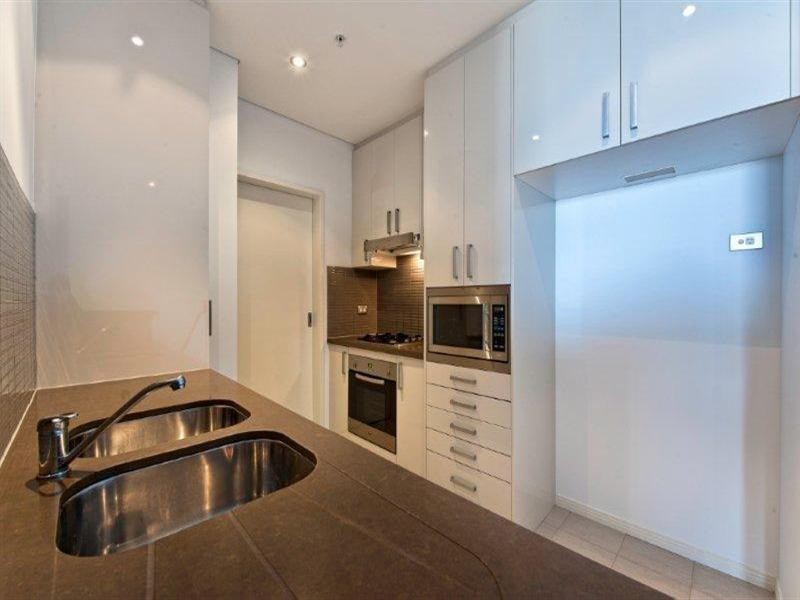 4 Como Crescent, Southport QLD 4215