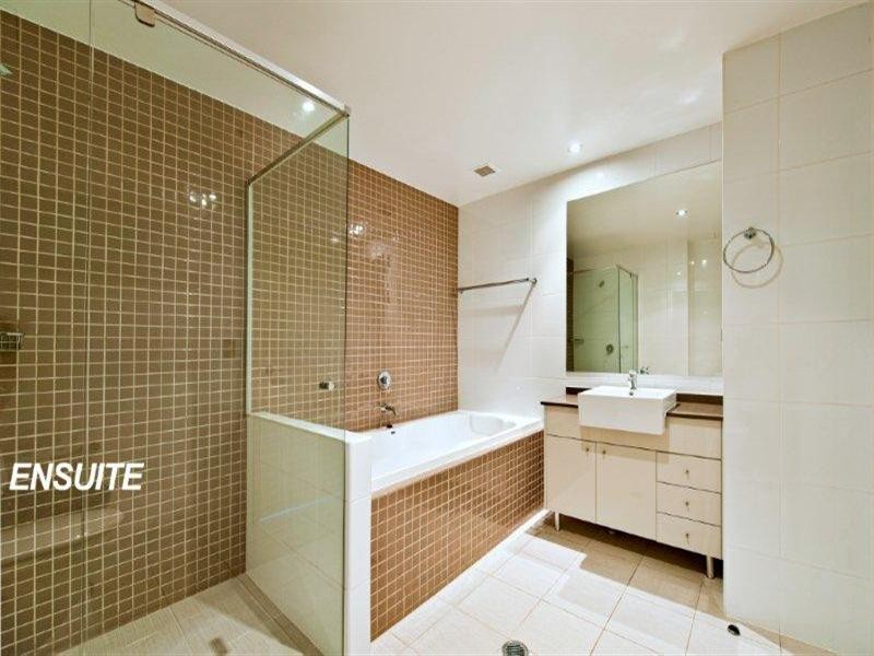 4 Como Crescent, Southport QLD 4215