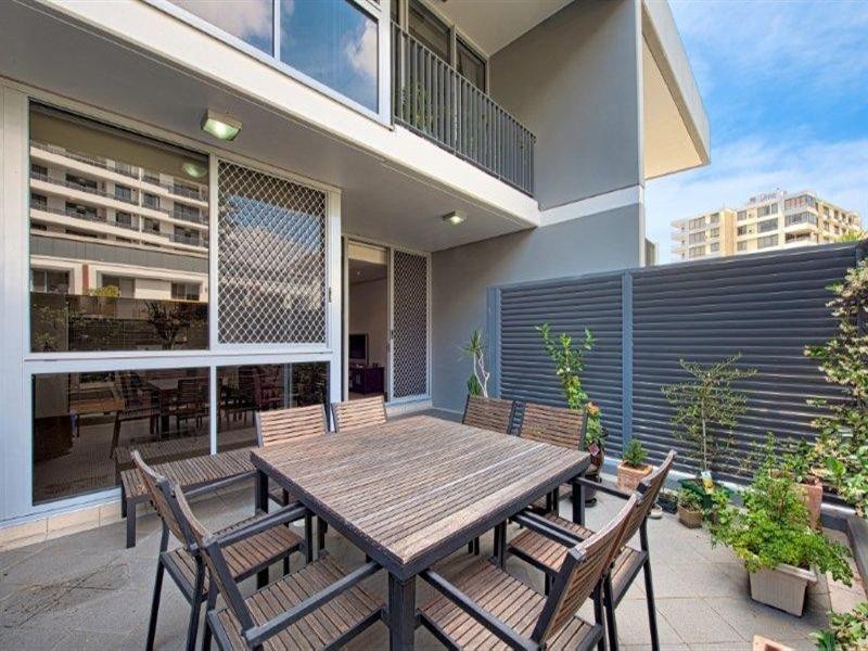 4 Como Crescent, Southport QLD 4215