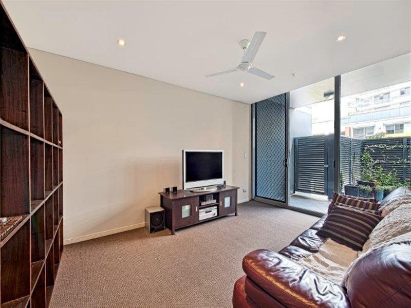 4 Como Crescent, Southport QLD 4215
