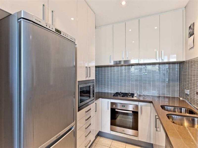 4 Como Crescent, Southport QLD 4215