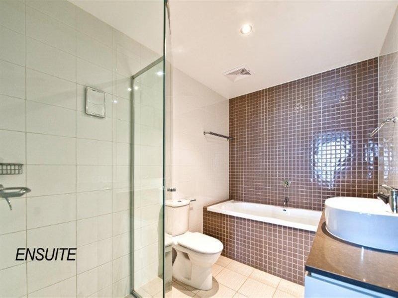4 Como Crescent, Southport QLD 4215