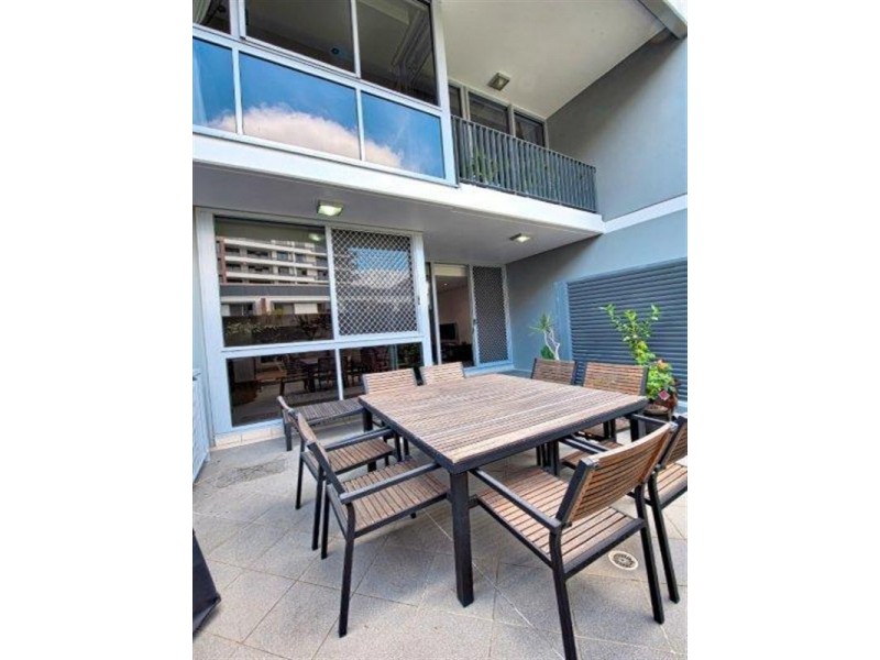 4 Como Crescent, Southport QLD 4215