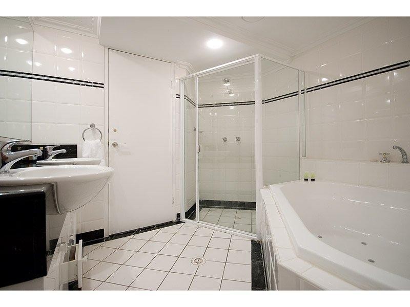 1 Hughes Avenue, Main Beach QLD 4217