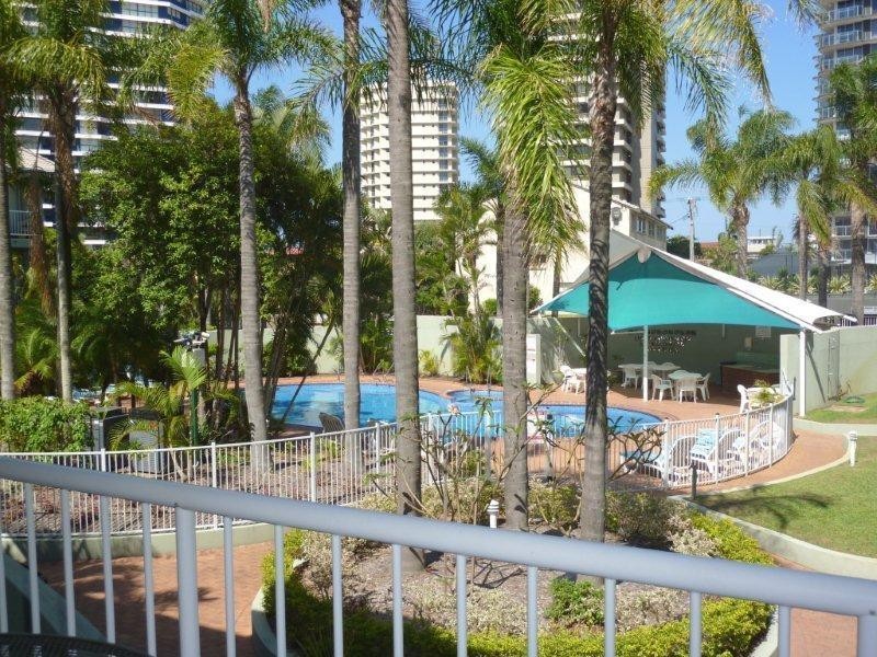 11 Breaker Street, Main Beach QLD 4217