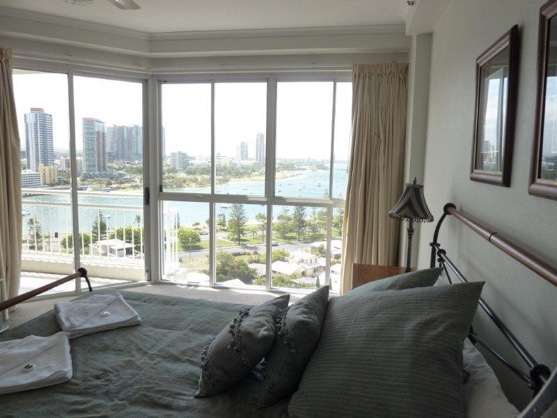 11 Hughes Avenue, Main Beach QLD 4217