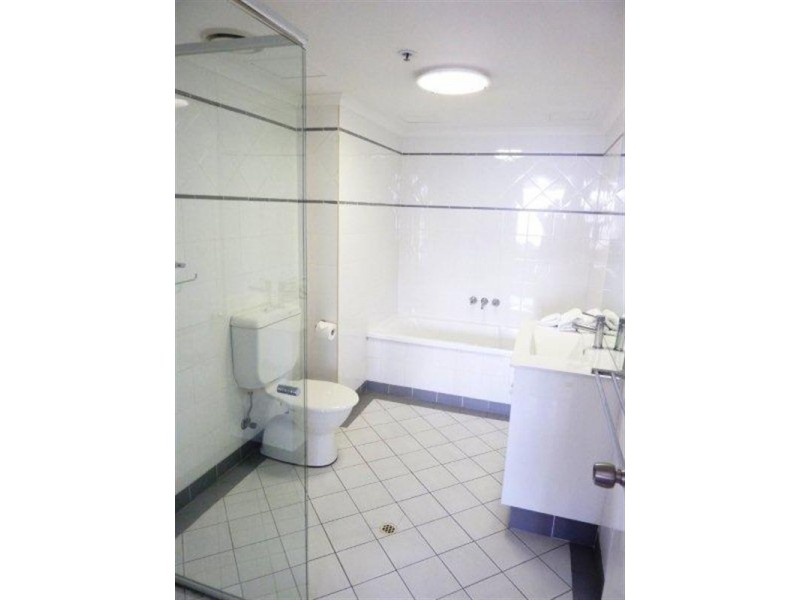 11 Hughes Avenue, Main Beach QLD 4217