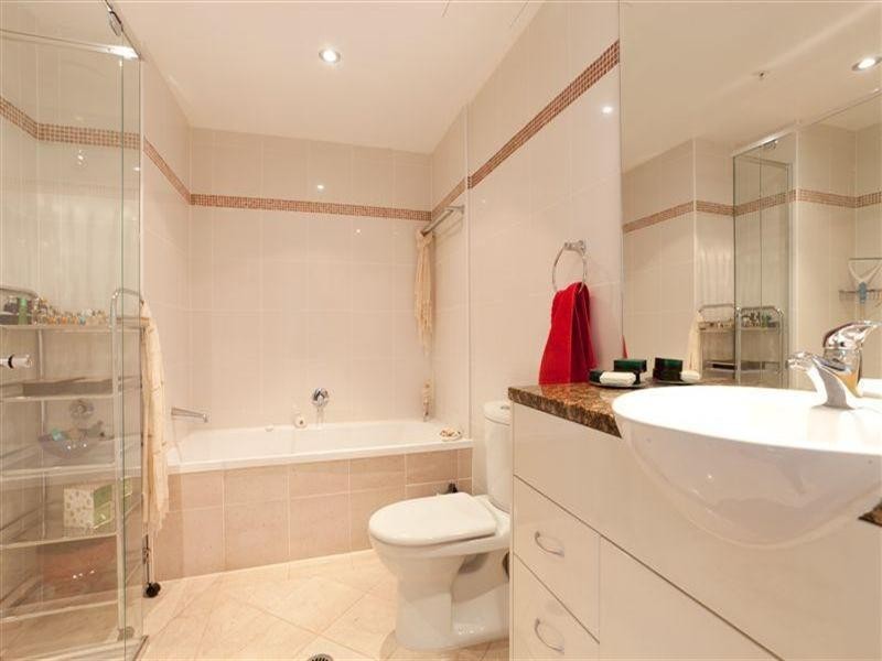 1 Como Crescent, Southport QLD 4215