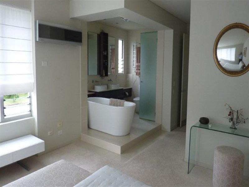 12 Oak Avenue, Surfers Paradise QLD 4217