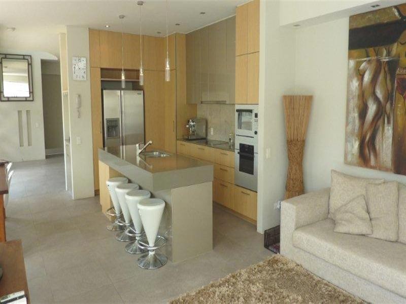 12 Oak Avenue, Surfers Paradise QLD 4217