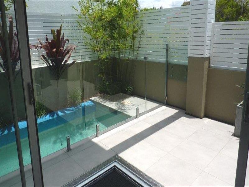 12 Oak Avenue, Surfers Paradise QLD 4217