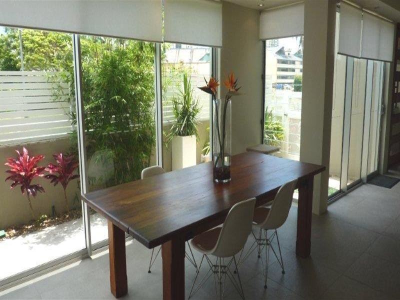 12 Oak Avenue, Surfers Paradise QLD 4217