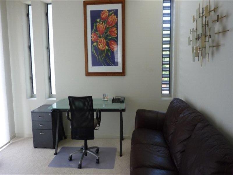 12 Oak Avenue, Surfers Paradise QLD 4217