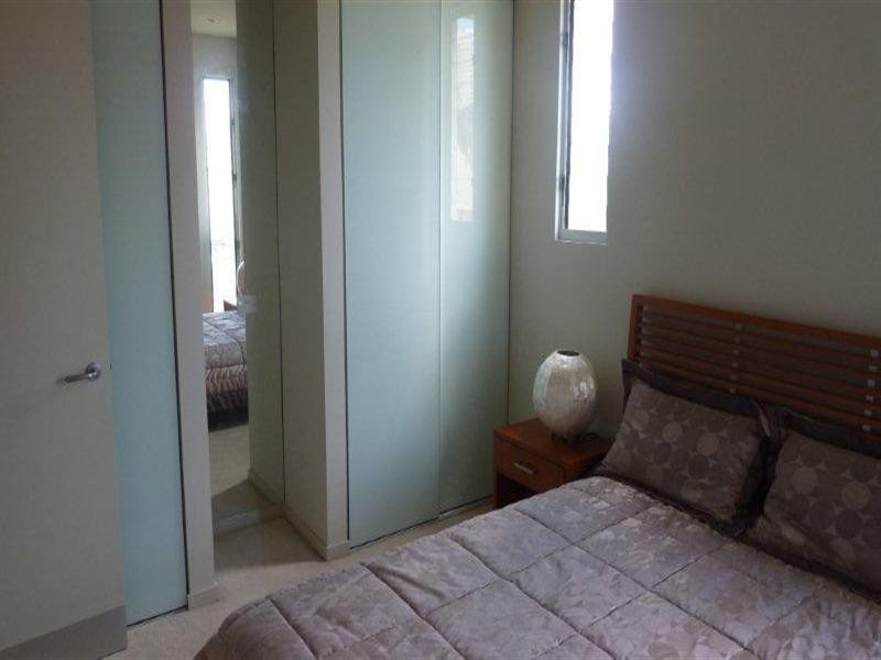 12 Oak Avenue, Surfers Paradise QLD 4217